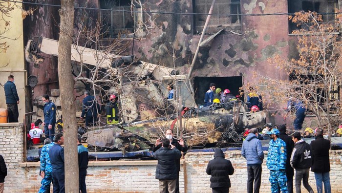 Potret Jet Tempur Iran Jatuh Menimpa Sekolah In this photo released by Tasnim News Agency, the wreckage of an Iranian F-5 fighter jet remains at the crash site in Tabriz, northwestern Iran, Monday, Feb. 21, 2022. Gen. Reza Yousefi, commander of the air base in Tabriz, said the crashed jet had been used for training and suffered a technical problem on its final flight that killed two pilots and a civilian. (Tasnim News agency via AP)
