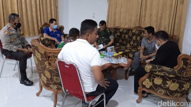 Proses mediasi damai oknum TNI terlibat bentrok dengan oknum polisi di Sinjai, Sulsel. (dok. Pendam Hasanuddin)