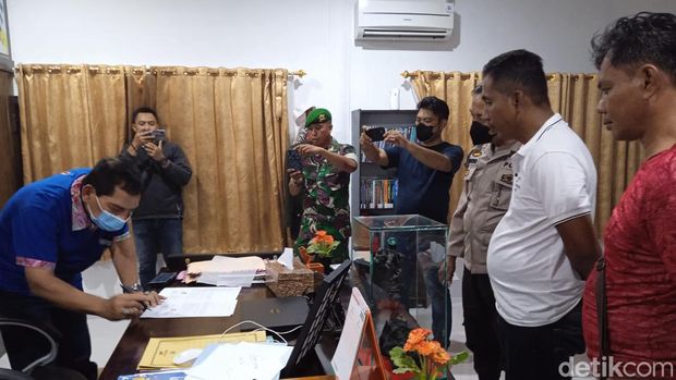 Proses mediasi damai oknum TNI terlibat bentrok dengan oknum polisi di Sinjai, Sulsel. (dok. Pendam Hasanuddin)