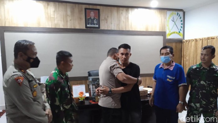 Proses mediasi damai oknum TNI terlibat bentrok dengan oknum polisi di Sinjai, Sulsel. (dok. Pendam Hasanuddin)