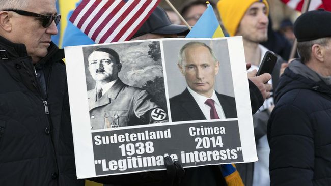 Protes Rusia, Massa Sandingan Foto Putin-Hitler