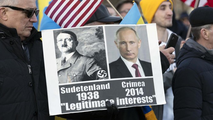 Demonstrators march to the White House in solidarity with Ukraine, in downtown Washington, Sunday, Feb. 20, 2022. ( AP Photo/Jose Luis Magana)