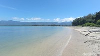 Wisatawan bebas untuk berenag seharian, tak ada tiket masuk ke pantai ini. (Bonauli/detikcom)