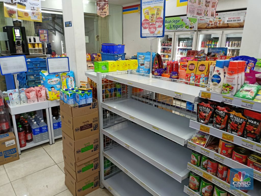 Rak kosong penjualan minyak goreng di Indomaret (CNBC Indonesia/Ferry Sandi)