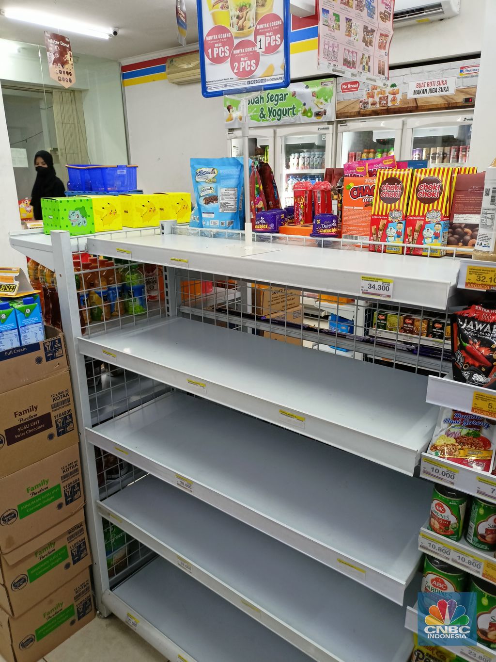 Rak kosong penjualan minyak goreng di Indomaret (CNBC Indonesia/Ferry Sandi)