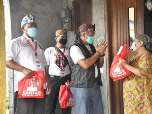 Keliling Jatim, Relawan Ganjar Bagi-bagi Sembako buat Warga