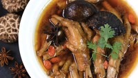 Suka sup yang gurih hangat? Sop ceker ayam jamur ini coco jadi pilihan. Kuahnya bening dengan gurih alami kaldu ceker. Ditambah jamur makin gurih mantap rasanya. Resep lengkapnya ada di sini! Foto: iStock