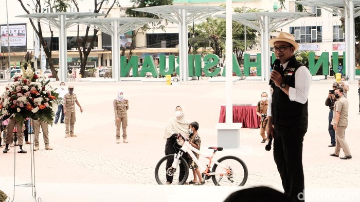 Ridwan Kamil bagi-bagi sepeda saat resmikan alun-alun Kota Bekasi