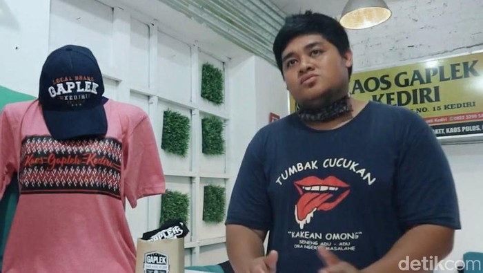 Rizky dengan kaus Gaplek di Kediri.