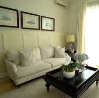 Inilah ruang tamu rumah Bu Rudy yang bernuansa putih. Perpaduan interior bergaya modern dan klasik membuat ruangan ini lebih berkarakter. (Foto: YouTube/Trans7 Official)