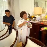 Bu Rudy punya cara tersendiri untuk membunuh stres, yakni main di Timezone dan sejenisnya. Hasil dari permainannya disimpan secara di lemari khusus dekat meja makan. (Foto: YouTube/Trans7 Official)