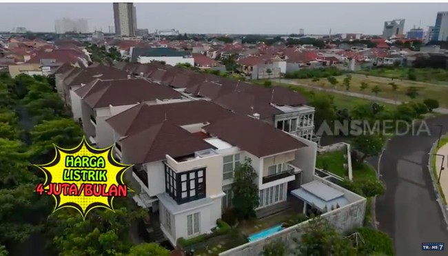Di halaman belakang rumah, terdapat kolam renang yang cukup luas. Dengan fasilitias mewah yang ada, tak heran jika tagihan listrik per bulan mencapai Rp 4 juta. Bu Rudy bercerita semua kemewahan ini bisa dimiliki karena kerja keras. Apalagi dia hanya mengenyam pendidikan formal di SD yang juga tak pernah diselesaikannya. (Foto: YouTube/Trans7 Official)