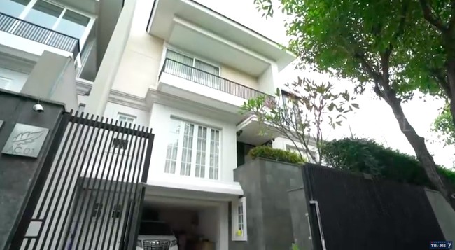 Bu Rudy, begitu panggilan akrab Lany Siswadi, menempati sebuah rumah di Surabaya, Jawa Timur, hasil kerja kerasnya menjual Sambal Bu Rudy yang menjadi oleh-oleh khas Kota Pahlawan tersebut. Tampak depan, rumah Bu Rudy hadir dengan eksterior bergaya modern-klasik yang didominasi kombinasi warna putih dan alam. Lihat foto-foto rumah tersebut selengkapnya di sini.  (Foto: YouTube/Trans7 Official)