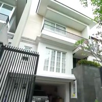 Bu Rudy, begitu panggilan akrab Lany Siswadi, menempati sebuah rumah di Surabaya, Jawa Timur, hasil kerja kerasnya menjual Sambal Bu Rudy yang menjadi oleh-oleh khas Kota Pahlawan tersebut. Tampak depan, rumah Bu Rudy hadir dengan eksterior bergaya modern-klasik yang didominasi kombinasi warna putih dan alam. Lihat foto-foto rumah tersebut selengkapnya di sini.  (Foto: YouTube/Trans7 Official)