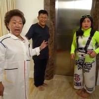 Rumah Bu Rudy kian terasa mewah berkat kehadiran sebuah lift. Namun, bukan untuk gaya-gayaan. Aku tanya (ke Pak Rudy) untuk apa? Dia bilang, kamu besok kalau sudah tua gak bisa naik ke atas. Jadi pasang lift, kata Bu Rudy berseloroh saat tampil di acara Sobat Misqueen. (Foto: YouTube/Trans7 Official)