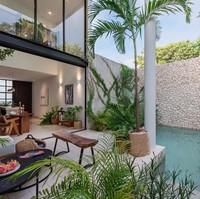 Rumah ini memiliki kolam yang memanfaatkan suhu hangat kawasan Yucatecan yaitu chukum pool. Kolam dibuat kecil di sudut rumah, melengkapi keindahan taman. Foto: Dok. Instagram workshop_arquitectos/Fotografer Tamara Uribe