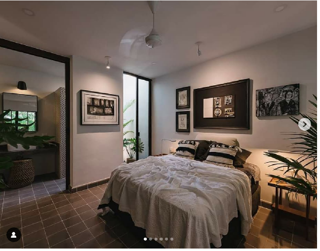 Kamar tidur di Casa Hannah hanya ada satu yang terletak di lantai mezzanine. Kamar mandi menjadi satu dengan kamar tidur. Ada juga taman kecil di luar kamar tidur. Foto: Dok. Instagram @workshop_arquitectos/Tamara Uribe