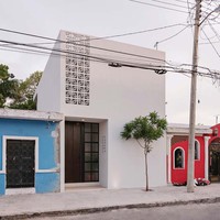 Rumah ini dijuluki oleh akun Instagram @dekorumahyuk sebagai hunian anti sombong. Dijuluki demikian karena penampilan rumah yang sederhana, tanpa pagar dan garasi. Bagian depan rumah hanya tembok putih dan pintu kecil. Foto: Dok. Instagram workshop_arquitectos/Fotografer Tamara Uribe