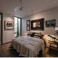 Kamar tidur di Casa Hannah hanya ada satu yang terletak di lantai mezzanine. Kamar mandi menjadi satu dengan kamar tidur. Ada juga taman kecil di luar kamar tidur. Foto: Dok. Instagram @workshop_arquitectos/Tamara Uribe