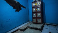 Pemilik rumah menunjukkan retakan akibat pergerakan tanah di Desa Curug Panjang, Lebak, Banten, Senin (21/2/2022).