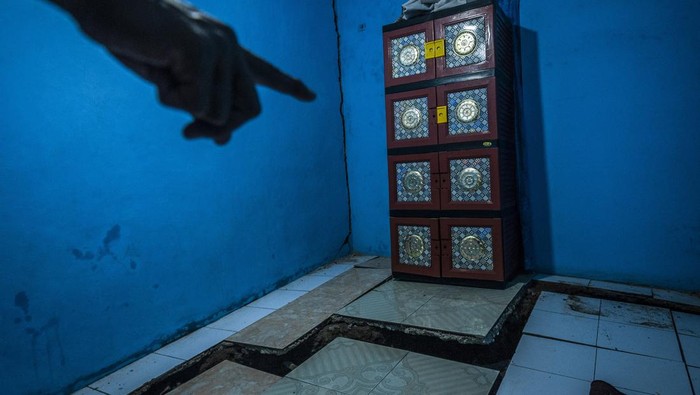 Rumah-rumah di Lebak Ini Rusak Gegara Pergerakan Tanah Pemilik rumah menunjukkan retakan akibat pergerakan tanah di Desa Curug Panjang, Lebak, Banten, Senin (21/2/2022). Sebanyak 37 rumah di daerah tersebut rusak akibat pergerakan tanah yang terjadi pada Sabtu (19/2/2022), empat rumah diantaranya rusak berat dan satu rumah roboh. ANTARA FOTO/Muhammad Bagus Khoirunas/wsj.