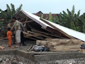 Diterjang Angin Kencang Akibat Cuaca Buruk, Rumah Warga di Polman Ambruk