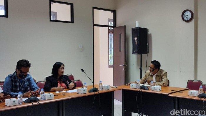 Sejumlah pelaku UMKM mendatangi Kantor Komisi Pengawas Persaingan Usaha (KPPU) Sumut. Mereka datang untuk mengadukan langkanya minyak goreng di Sumut. (Ahmad Arfah/detikcom)