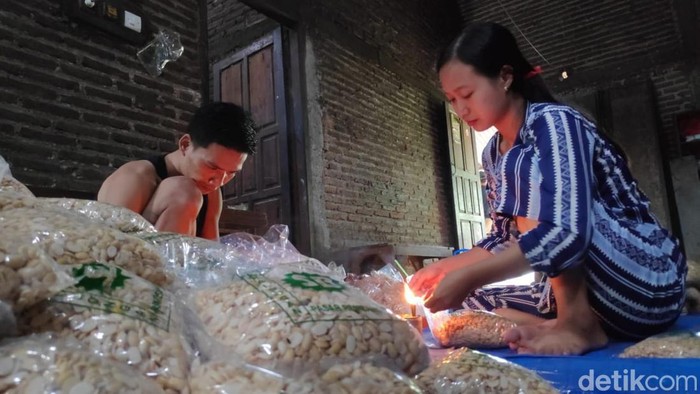 Sejumlah perajin tempe di Rembang memilih tetap produksi, Senin (21/2/2022).