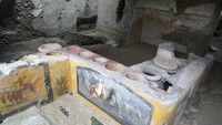 Sebuah situs thermopolium terlihat usai dilakukan penggalian di situs Pompeii, Italia. Thermopolium semacam restauran pada zaman dahulu yang menjadi dapur bersama dan menjual berbagai makanan.