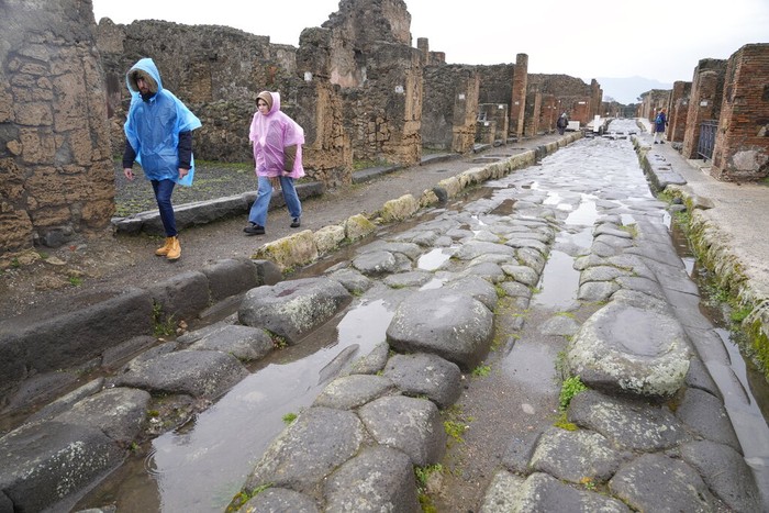 Selangkah Lagi, Zaman Keemasan Romawi di Pompei Benar-benar Terungkap Para arkeolog bekerja keras di situs arkologi Pompei, Italia. Situs yang saat ini masuk wilayah Napoli tersebut menggambarkan era keemasan Romawi, 2000 tahun lampau. (Foto AP/Gregorio Borgia)