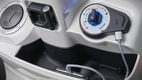 Di bagian dasbor Saluto juga memiliki banyak fungsi dan fitur, mulai dari kenop untuk menghidupkan atau mematikan mesin, colokan USB 5V2A untuk pengisian cepat (fast charging), gantungan, bahkan hingga tutup tangki bahan bakar yang terletak di sebelah kiri. Foto: Dok. Suzuki Taiwan