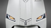 Secara umum, desain Suzuki Saluto memang mirip dengan desain Vespa yang serba membulat dan minim sudut agresif. Kendati begitu, sentuhan sporty tetap hadir di Saluto melalui desain LED DRL dipadu positioning lamp. Bentuk lampu DRL itu tampak agresif dengan desain menyerupai mata. Foto: Dok. Suzuki Taiwan