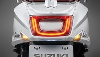 Desain agresif juga hadir di lampu belakang Saluto. Mengusung bentuk mengotak, lampu belakang Saluto terlihat sporty dengan garis lampu LED, serta desain lampu sein terpisah. Foto: Dok. Suzuki Taiwan