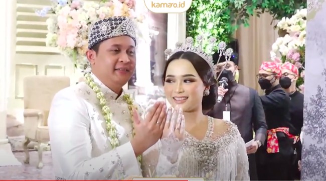 Syifa tampil cantik dengan makeup flawless. Dia pun tampil dengan mahkota yang mempercantik penampilannya. Foto: dok. Youtube, Instagram