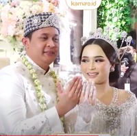Syifa tampil cantik dengan makeup flawless. Dia pun tampil dengan mahkota yang mempercantik penampilannya. Foto: dok. Youtube, Instagram