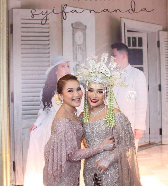 Penampilan Ayu Ting Ting pun disorot di pernikahan sang adik lantaran dia pernah sempat gagal menikah pada 2021 lalu. Inilah potret adik kakak. Ayu mengaku bahagia dengan pernikahan adiknya. Foto: dok. Youtube, Instagram