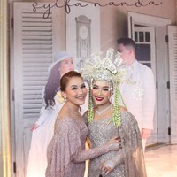 Penampilan Ayu Ting Ting pun disorot di pernikahan sang adik lantaran dia pernah sempat gagal menikah pada 2021 lalu. Inilah potret adik kakak. Ayu mengaku bahagia dengan pernikahan adiknya. Foto: dok. Youtube, Instagram