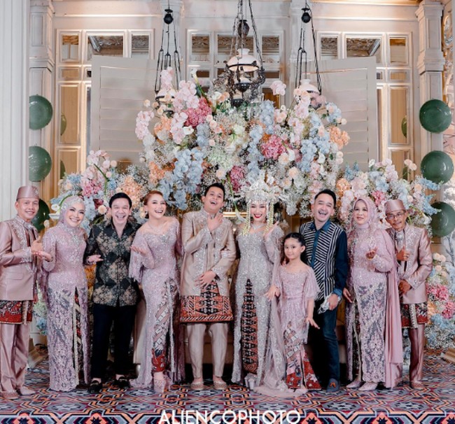 Setelah akad nikah, dilanjutkan acara resepsi pernikahan. Syifa tampil cantik dengan penampilan khas pengantin Betawi. Foto: dok. Youtube, Instagram