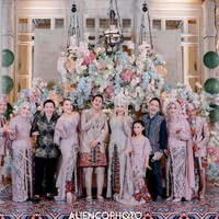 Setelah akad nikah, dilanjutkan acara resepsi pernikahan. Syifa tampil cantik dengan penampilan khas pengantin Betawi. Foto: dok. Youtube, Instagram