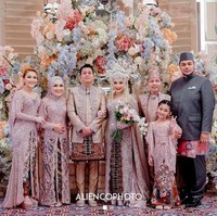 Ia tampil mengenakan hiasan kepala kembang goyang yang menjadi ciri khas pengantin Betawi. Syifa mengenakan kebaya pengantin modern warna pink pastel dengan potongan off-shoulder. Tampak Ayu Ting Ting dan keluarga pun mengenakan busana warna senada. Foto: dok. Youtube, Instagram