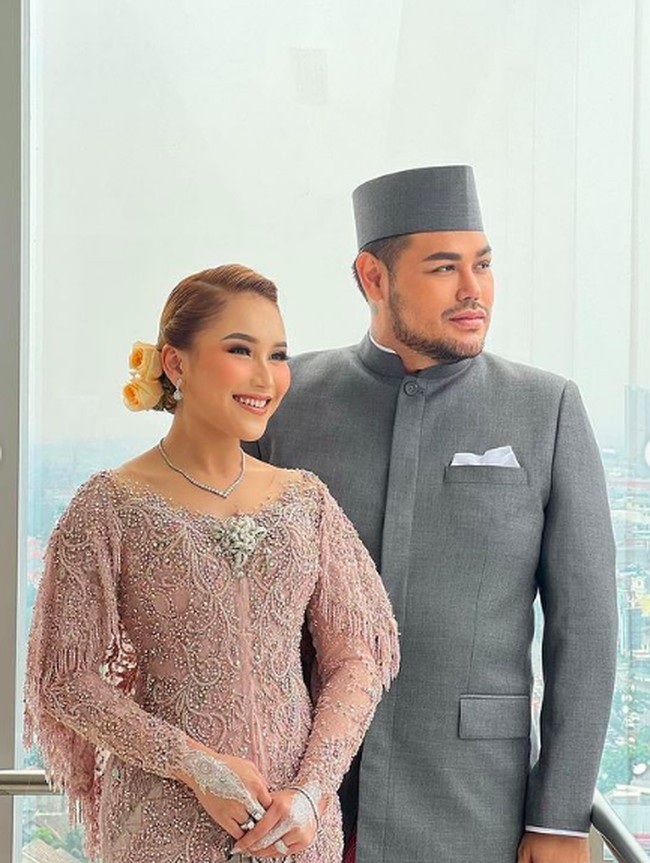 Di momen pernikahan adiknya itu, Ivan Gunawan menemani Ayu Ting Ting sebagai pasangannya. Ivan bahkan mengenakan beskap. Netizen banyak yang salfok dengan penampilan keduanya yang disebut sudah berpacaran. Foto: dok. Youtube, Instagram