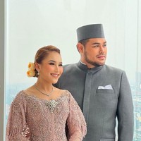 Di momen pernikahan adiknya itu, Ivan Gunawan menemani Ayu Ting Ting sebagai pasangannya. Ivan bahkan mengenakan beskap. Netizen banyak yang salfok dengan penampilan keduanya yang disebut sudah berpacaran. Foto: dok. Youtube, Instagram
