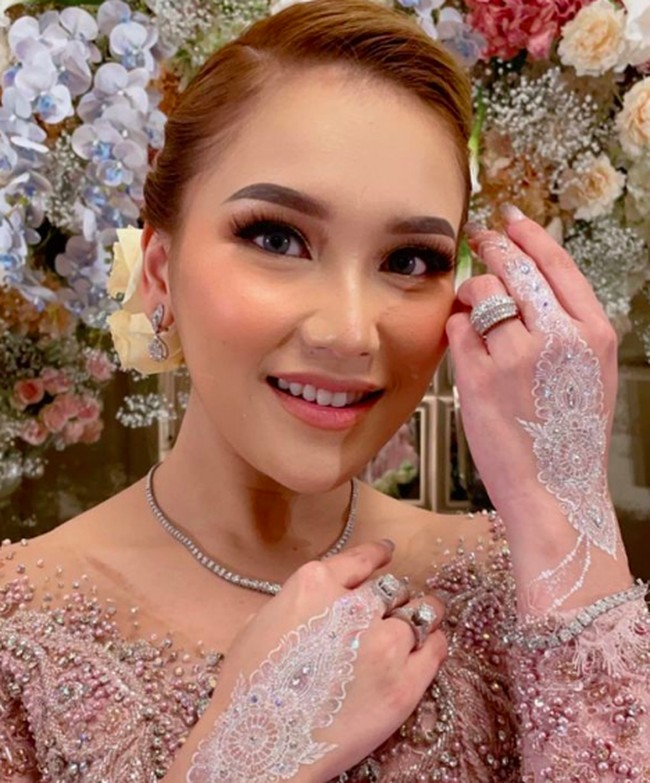 Inilah penampilan cantik Ayu Ting Ting di acara pernikahan adiknya. Dia menunjukkan foto bahwa lengannya pun dihiasi henna cantik. Foto: dok. Youtube, Instagram