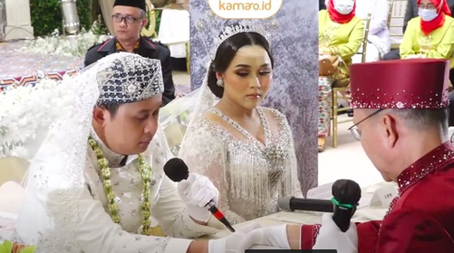 Inilah prosesi akad nikah Assyifa Nuraini yang berlangsung di Hotel Margo, Depok, Jawa Barat, pada Minggu (20/2/2022). Syifa dan Nanda tampil serasi dengan busana putih. Foto: dok. Youtube, Instagram