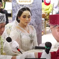 Inilah prosesi akad nikah Assyifa Nuraini yang berlangsung di Hotel Margo, Depok, Jawa Barat, pada Minggu (20/2/2022). Syifa dan Nanda tampil serasi dengan busana putih. Foto: dok. Youtube, Instagram