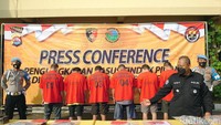Para korban ditunjukan kepada wartawan dalam jumpa pers di Polres Cilegon, Senin (21/2/2022).