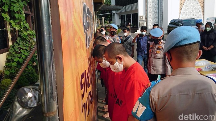 Tahanan Narkoba Polres Cilegon Tewas, 6 Orang Jadi Tersangka Polisi menetapkan 6 tersangka terkait kasus tewasnya tahanan Polres Cilegon. Keenam tersangka merupakan napi yang ada di tuang tahanan Polres Cilegon.