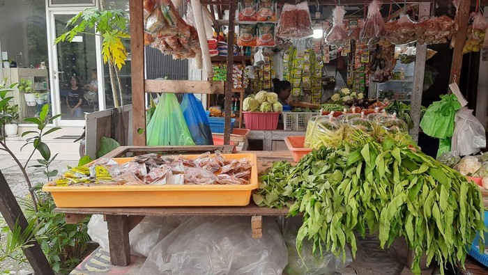 Tahu dan tempe masih ditemui di Surabaya, tapi stoknya terbatas.