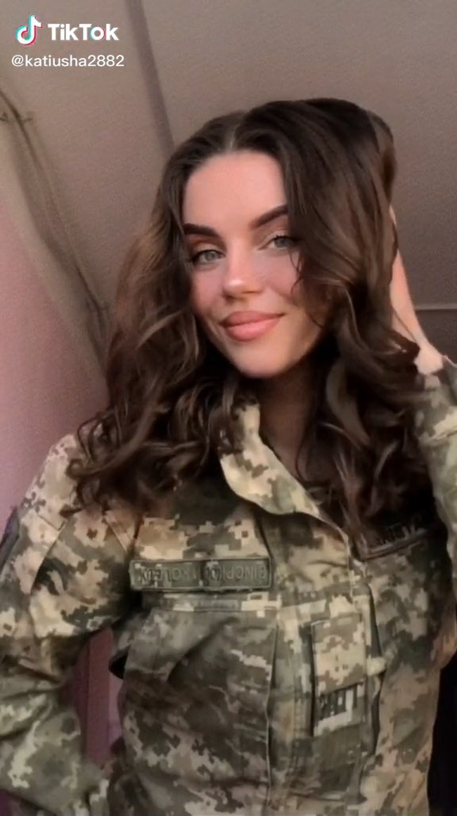 Para pasukan militer Ukraina tampaknya tengah bersiap untuk menghadapi Rusia, termasuk tentara wanita. Sejumlah tentara cantik pun menampilkan diri mereka saat latihan hingga tebar pesona di TikTok, salah satunya adalah pemilik akun @katiusha2882 ini. Foto: TikTok