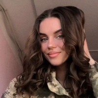 Para pasukan militer Ukraina tampaknya tengah bersiap untuk menghadapi Rusia, termasuk tentara wanita. Sejumlah tentara cantik pun menampilkan diri mereka saat latihan hingga tebar pesona di TikTok, salah satunya adalah pemilik akun @katiusha2882 ini. Foto: TikTok